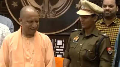 cm yogi adityanath with cricketer deepti sharma